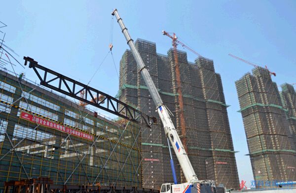 杭蕭鋼構青山湖項目一百噸桁架高空組合滑移成功